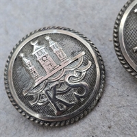 rund-sølvfarvet-buet-metalknap-dekoration-tre-tårne-KS-gamle-knapper